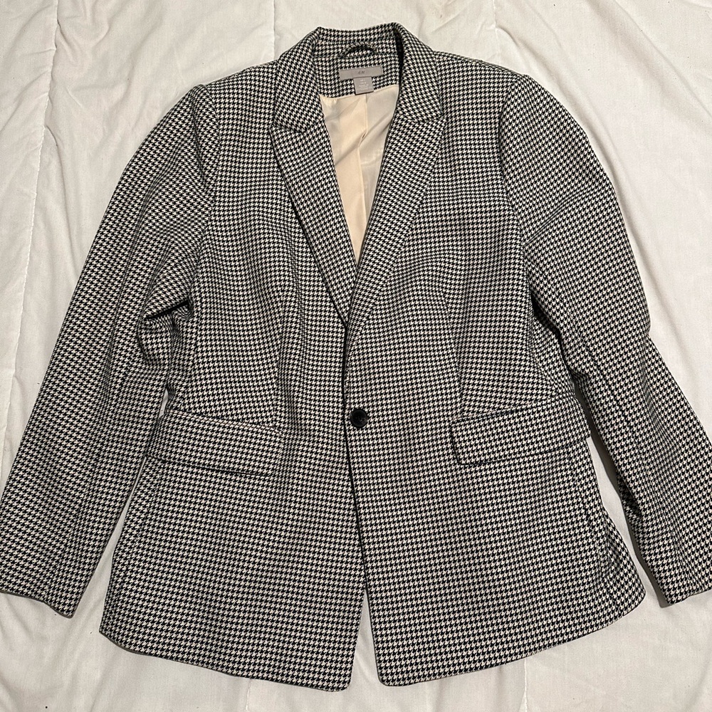 Fitted H&M blazer in woven houndstooth fabric. - Picture 1 of 3